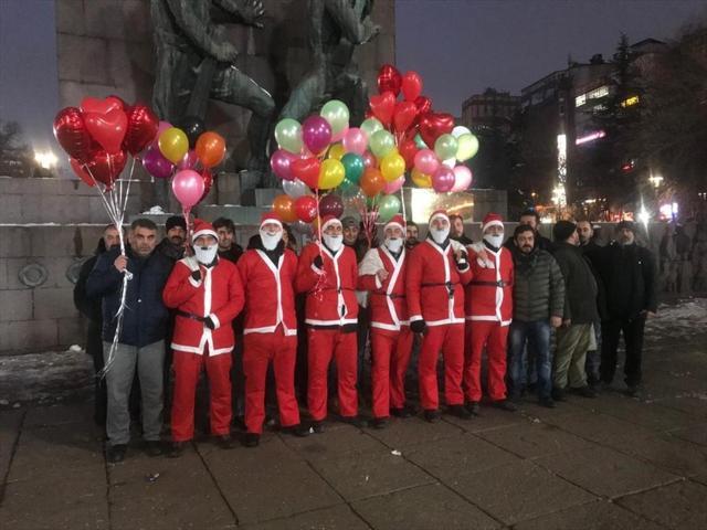 Yılbaşı gecesi güven timleri Noel Baba kılığında dolaştı