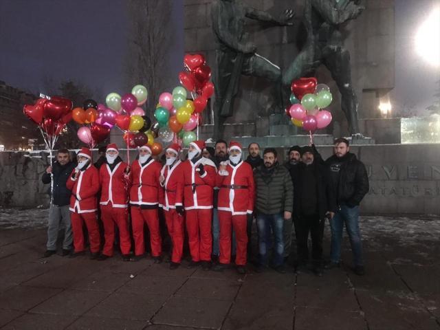 Yılbaşı gecesi güven timleri Noel Baba kılığında dolaştı