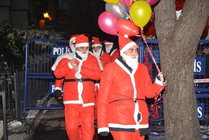 Yılbaşı gecesi güven timleri Noel Baba kılığında dolaştı