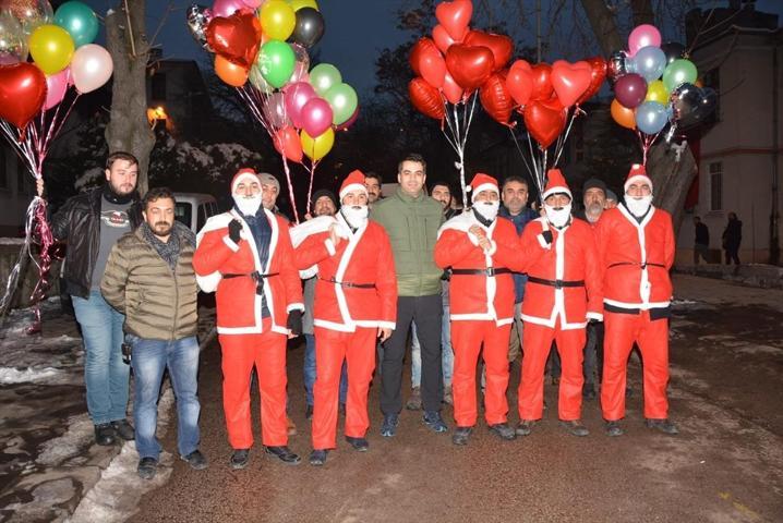 Yılbaşı gecesi güven timleri Noel Baba kılığında dolaştı