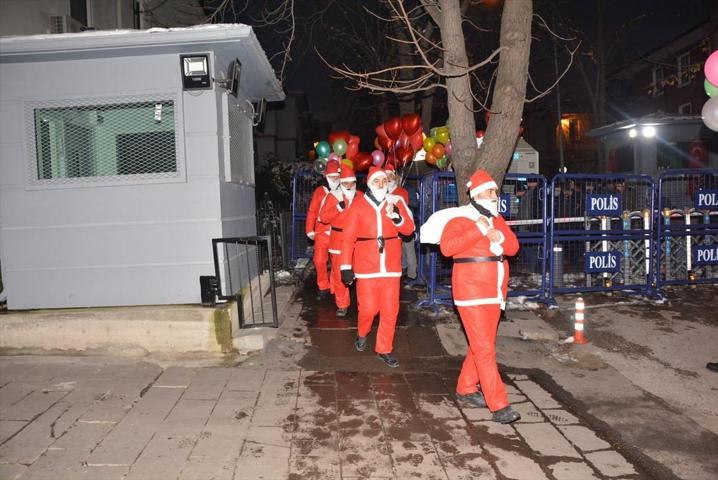 Yılbaşı gecesi güven timleri Noel Baba kılığında dolaştı