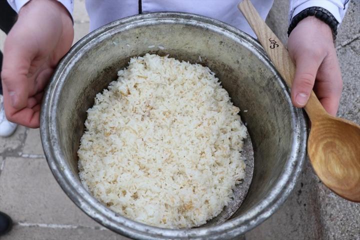 Tarihi yaşatmak için nehre pilav döktüler