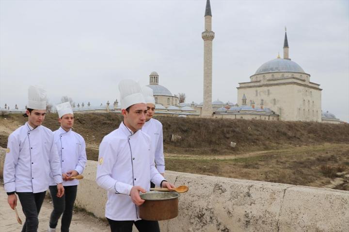 Tarihi yaşatmak için nehre pilav döktüler
