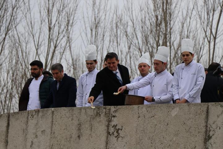 Tarihi yaşatmak için nehre pilav döktüler