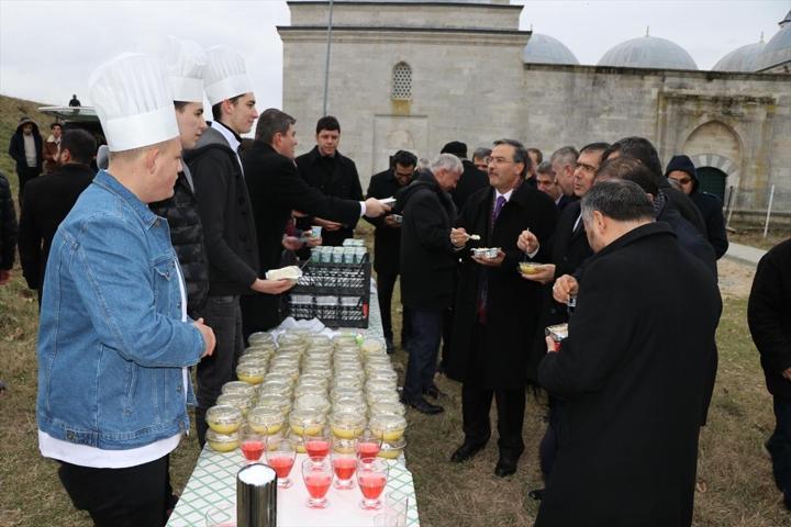Tarihi yaşatmak için nehre pilav döktüler