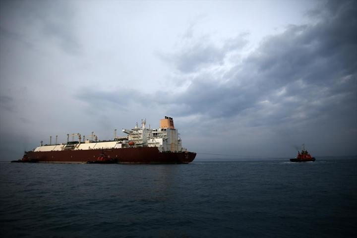 Dev gemiler arasındaki LNG transferi 2 günde tamamlandı
