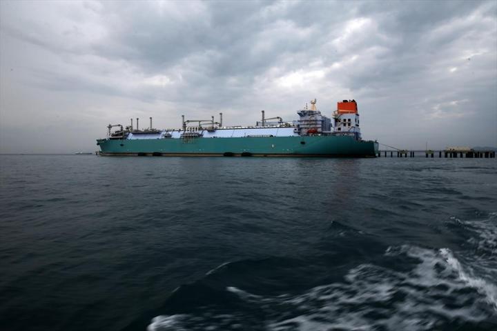 Dev gemiler arasındaki LNG transferi 2 günde tamamlandı