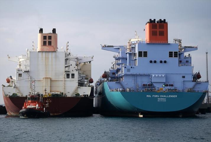 Dev gemiler arasındaki LNG transferi 2 günde tamamlandı