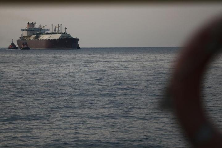 Dev gemiler arasındaki LNG transferi 2 günde tamamlandı
