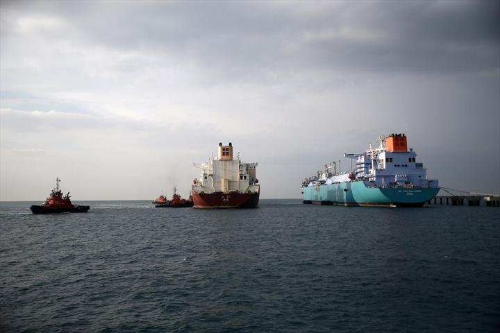 Dev gemiler arasındaki LNG transferi 2 günde tamamlandı