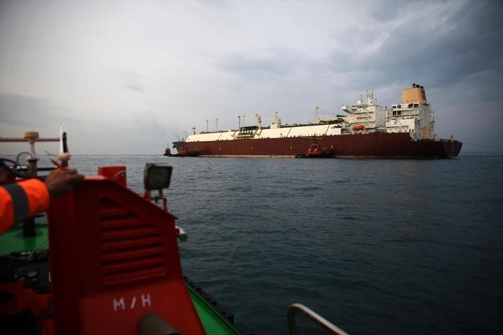 Dev gemiler arasındaki LNG transferi 2 günde tamamlandı