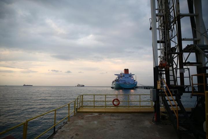 Dev gemiler arasındaki LNG transferi 2 günde tamamlandı