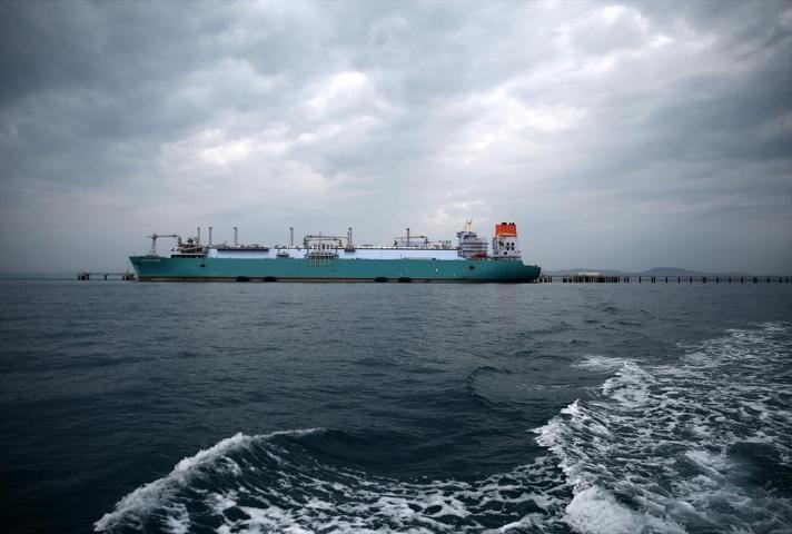 Dev gemiler arasındaki LNG transferi 2 günde tamamlandı