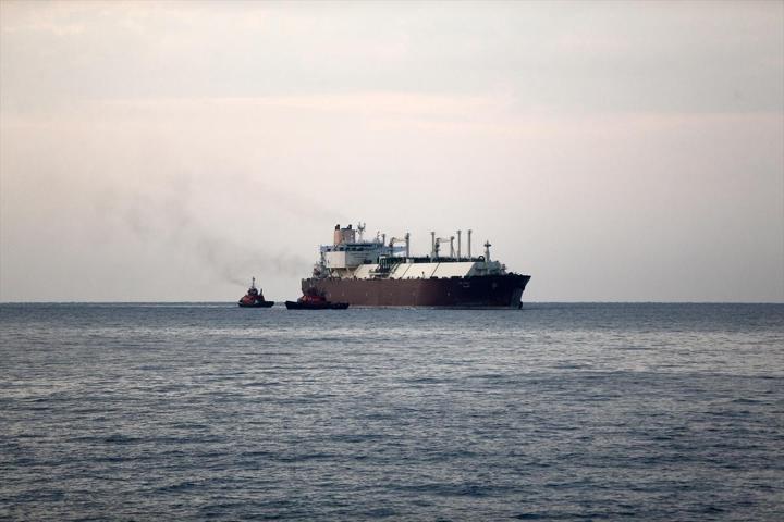 Dev gemiler arasındaki LNG transferi 2 günde tamamlandı