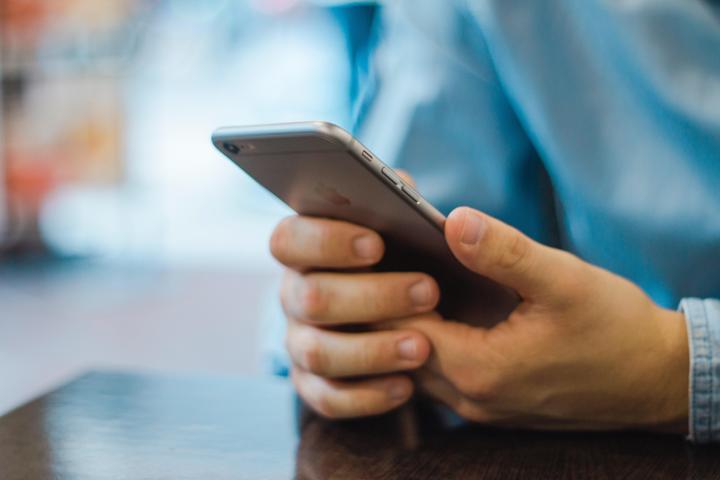 Telefonunun ekran parlaklığını maksimum ışıkla kullandı, korneası delindi