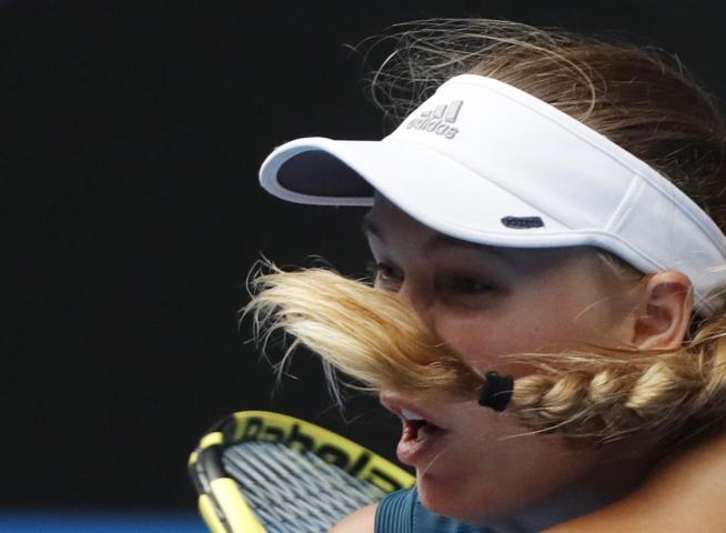 Agresif Sharapova geri döndü