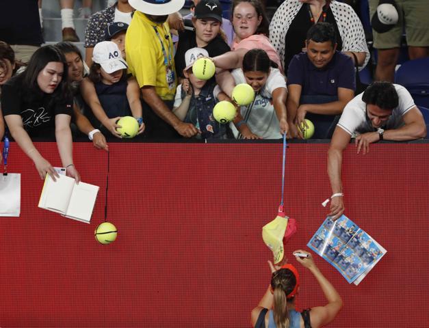 Agresif Sharapova geri döndü