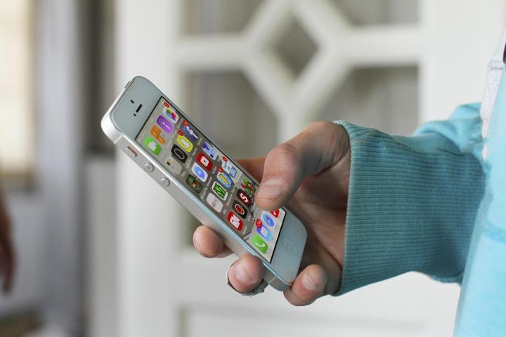 Telefonunun ekran parlaklığını maksimum ışıkla kullandı, korneası delindi