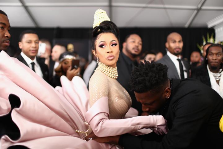 Cardi Bnin kıyafetine dair eğlenceli sosyal medya tepkileri