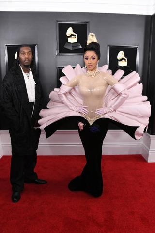 Cardi Bnin kıyafetine dair eğlenceli sosyal medya tepkileri