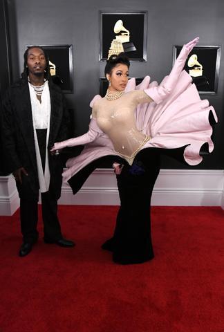 Cardi Bnin kıyafetine dair eğlenceli sosyal medya tepkileri