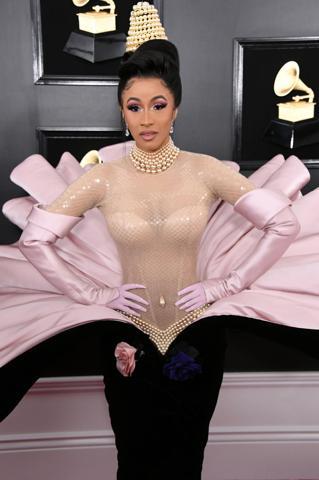 Cardi Bnin kıyafetine dair eğlenceli sosyal medya tepkileri