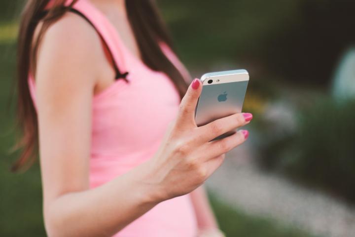 Telefonunun ekran parlaklığını maksimum ışıkla kullandı, korneası delindi