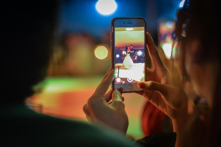 Telefonunun ekran parlaklığını maksimum ışıkla kullandı, korneası delindi