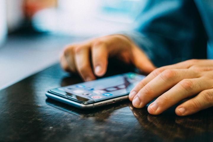Telefonunun ekran parlaklığını maksimum ışıkla kullandı, korneası delindi