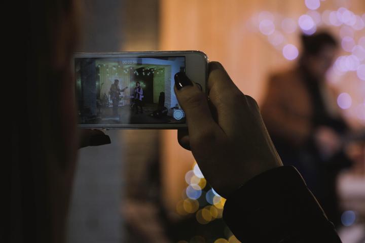 Telefonunun ekran parlaklığını maksimum ışıkla kullandı, korneası delindi