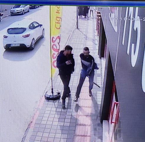 Bacağından bıçaklandı, kemerle turnike yaptı