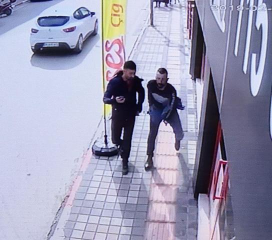 Bacağından bıçaklandı, kemerle turnike yaptı