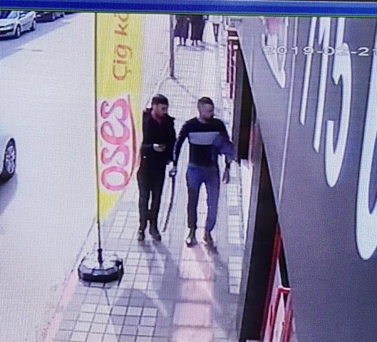 Bacağından bıçaklandı, kemerle turnike yaptı