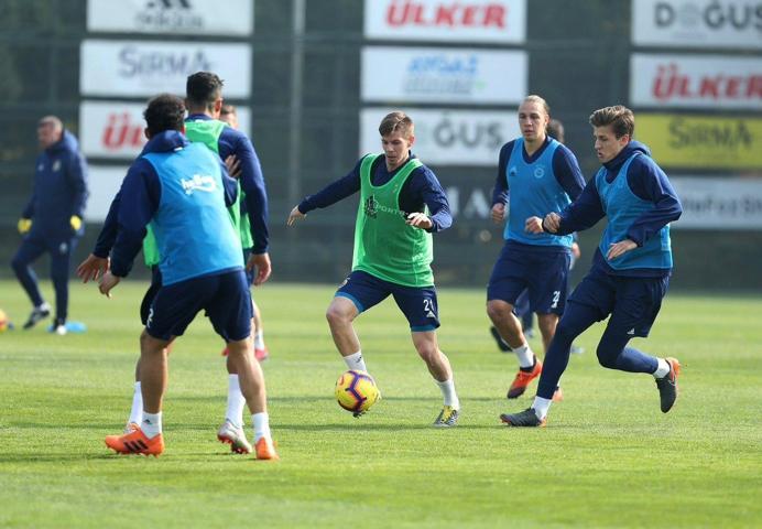 Fenerbahçe antrenmanına katılan sürpriz yabancı