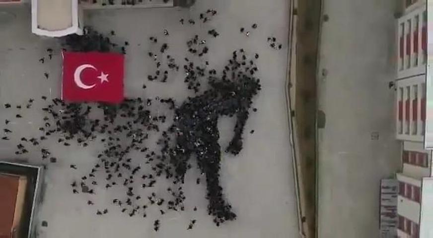 1400 öğrenciden Çanakkale Şehitleri koreografisi