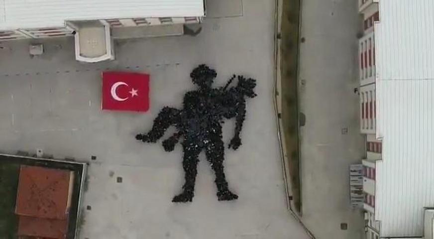 1400 öğrenciden Çanakkale Şehitleri koreografisi