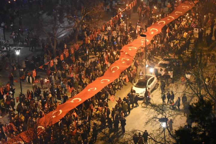 Fener alayında meşaleler Çanakkale Şehitleri için yandı