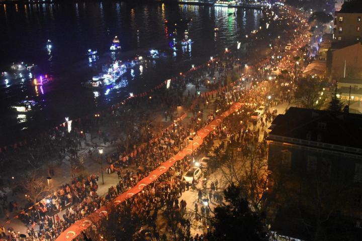Fener alayında meşaleler Çanakkale Şehitleri için yandı