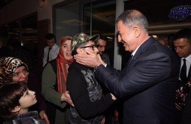 Bakan Akar şehit aileleri ve gazilerle buluştu