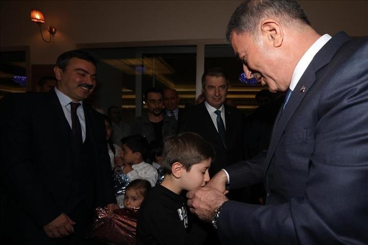 Bakan Akar şehit aileleri ve gazilerle buluştu