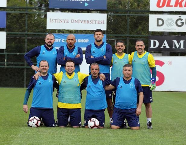 Fenerbahçenin eski futbolcuları kulüp tesislerinde maç yaptı
