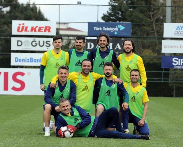 Fenerbahçenin eski futbolcuları kulüp tesislerinde maç yaptı