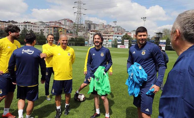 Fenerbahçenin eski futbolcuları kulüp tesislerinde maç yaptı