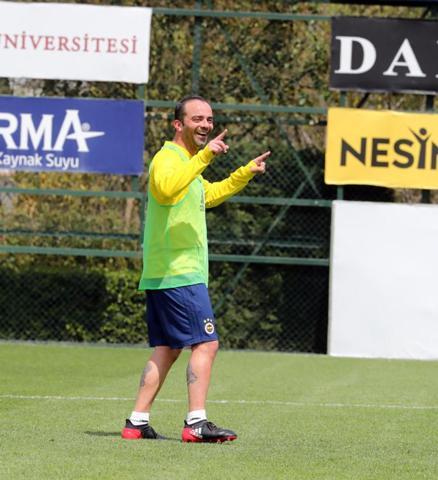 Fenerbahçenin eski futbolcuları kulüp tesislerinde maç yaptı