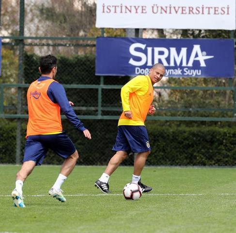Fenerbahçenin eski futbolcuları kulüp tesislerinde maç yaptı