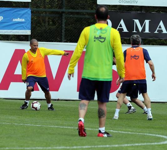 Fenerbahçenin eski futbolcuları kulüp tesislerinde maç yaptı