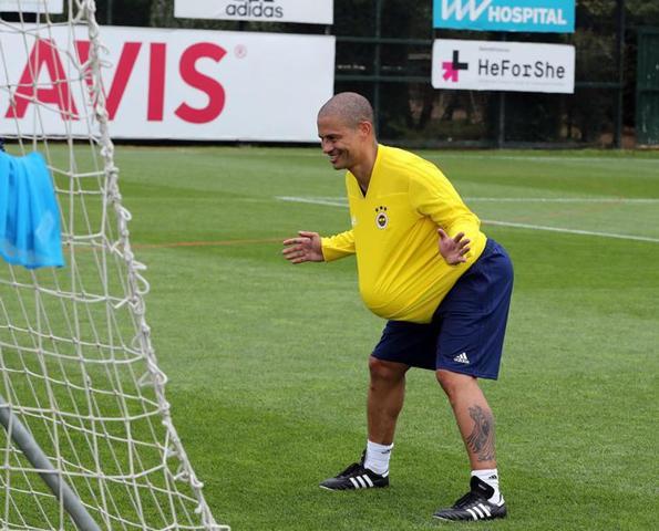 Fenerbahçenin eski futbolcuları kulüp tesislerinde maç yaptı