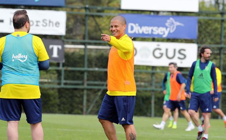 Fenerbahçenin eski futbolcuları kulüp tesislerinde maç yaptı