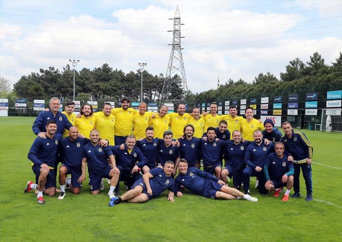 Fenerbahçenin eski futbolcuları kulüp tesislerinde maç yaptı