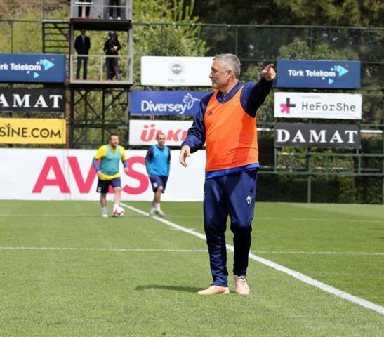 Fenerbahçenin eski futbolcuları kulüp tesislerinde maç yaptı